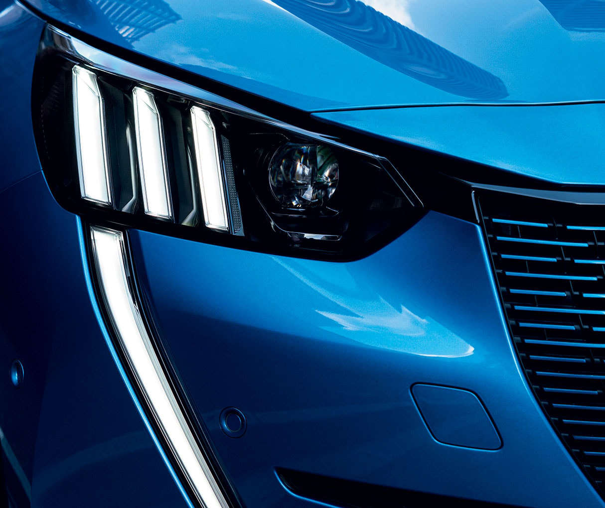 Права фара автомобіля Peugeot 2008