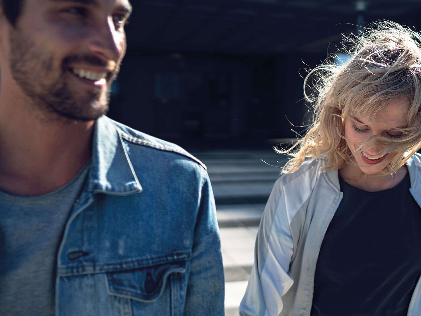 Чоловік і жінка йдуть по вулиці