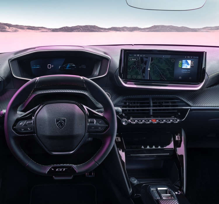 Салон Peugeot 2008, кермо й передня панель