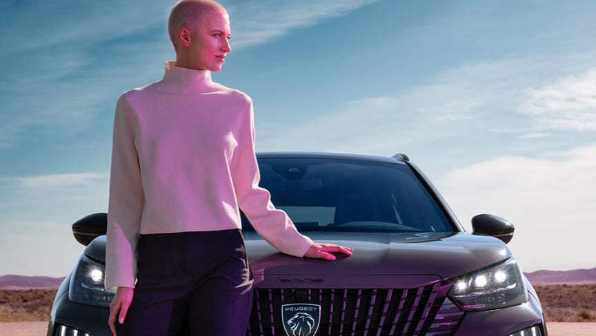 Дівчина біля капота Peugeot 2008