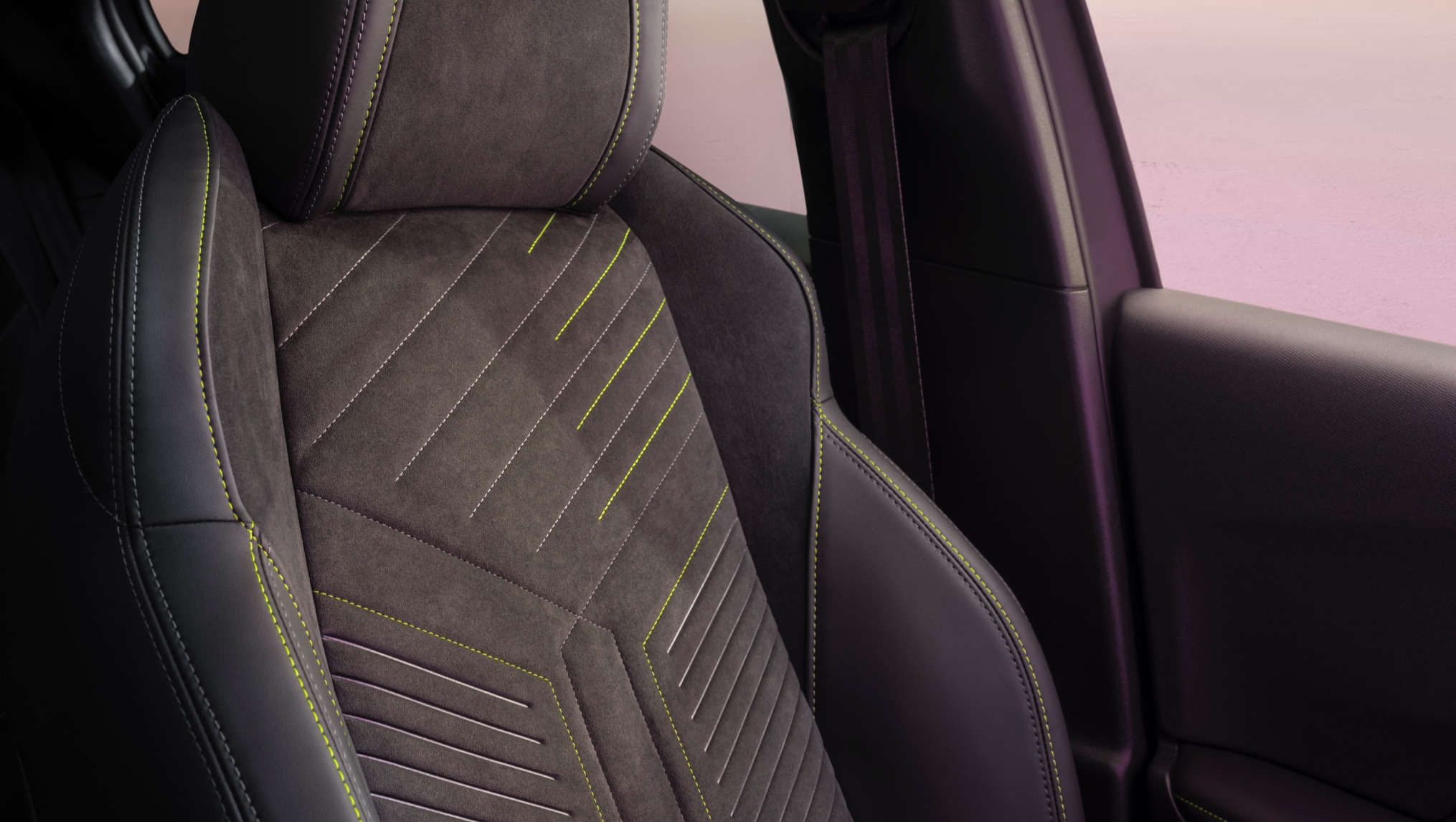 Салон Peugeot 2008, оббивка з алькантари