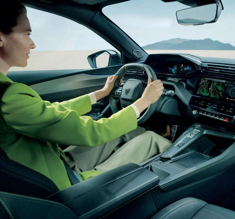 Салон Peugeot 408, жінка вночі за кермом