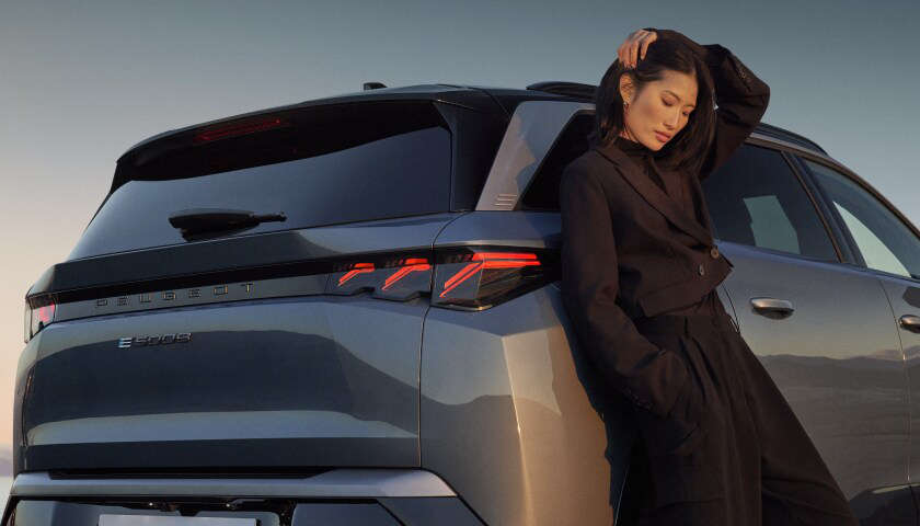 Дівчина обперлася на Peugeot e-5008