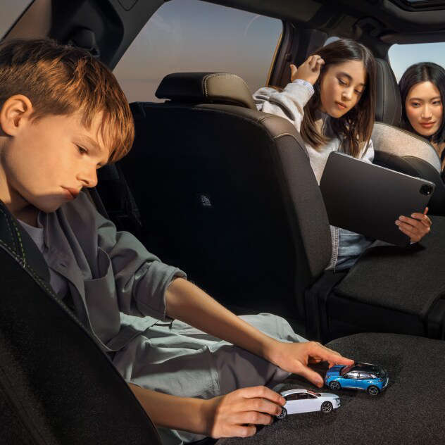 Діти на другому і третьому рядах сидінь у салоні Peugeot e-5008