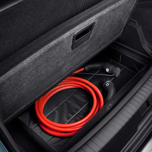 Бокс для зберігання зарядного кабеля під підлогою третього ряду сидінь у Peugeot e-5008