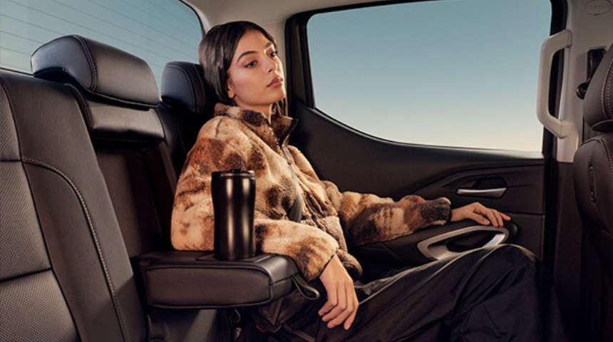 Дівчина на задньому сидінні Peugeot Landtrek