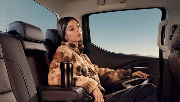 Дівчина на задньому сидінні Peugeot Landtrek