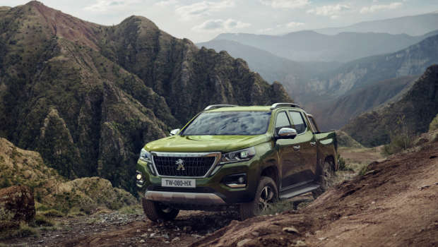 Peugeot Landtrek у горах, вигляд спереду з лівого боку
