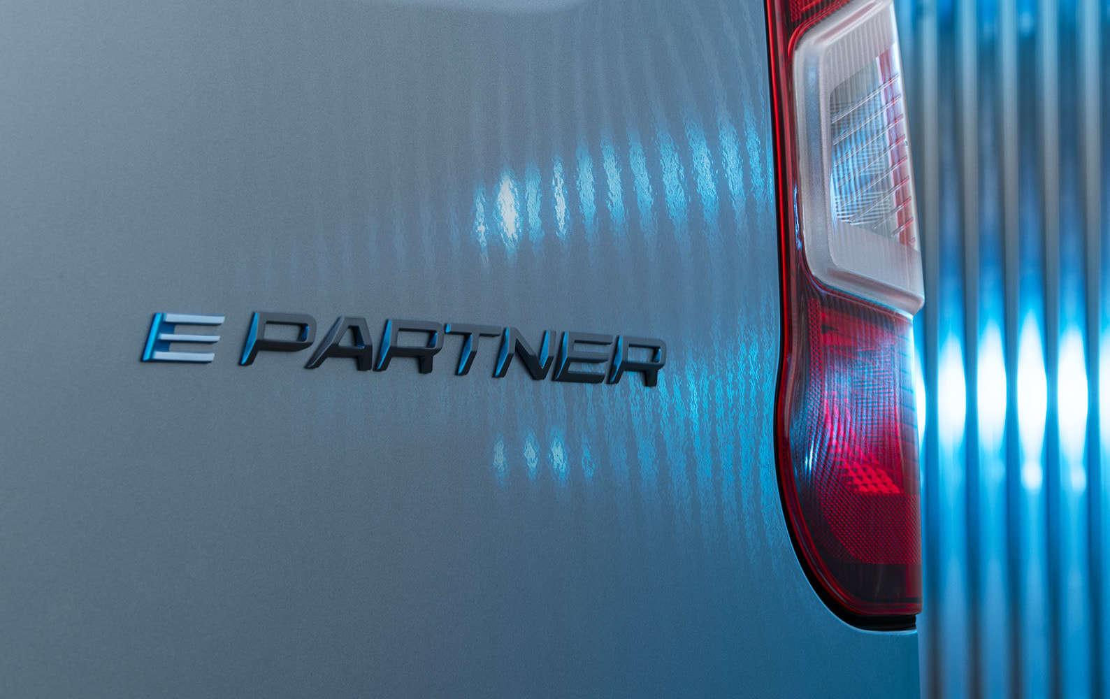 Напис «e-Partner» на задніх дверях Peugeot e-Partner