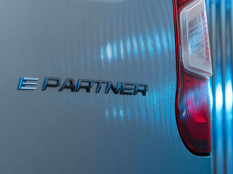 Напис «e-Partner» на задніх дверях Peugeot e-Partner