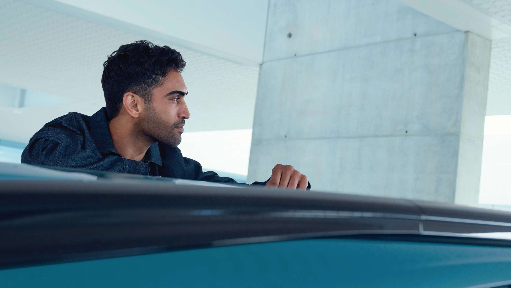 Чоловік сперся на дах автомобіля Peugeot