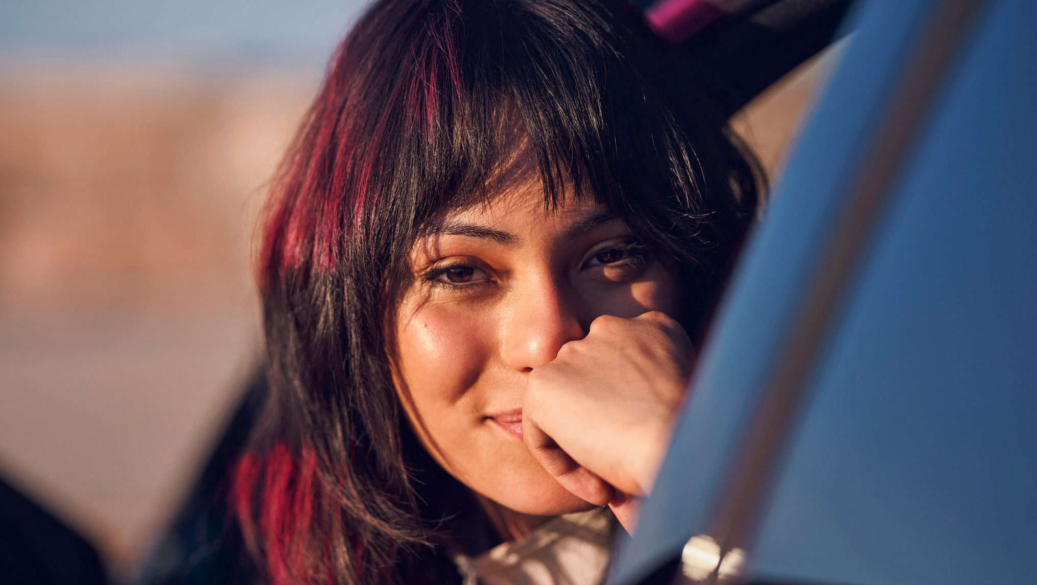 Водій-чоловік у вікні Peugeot Rifter