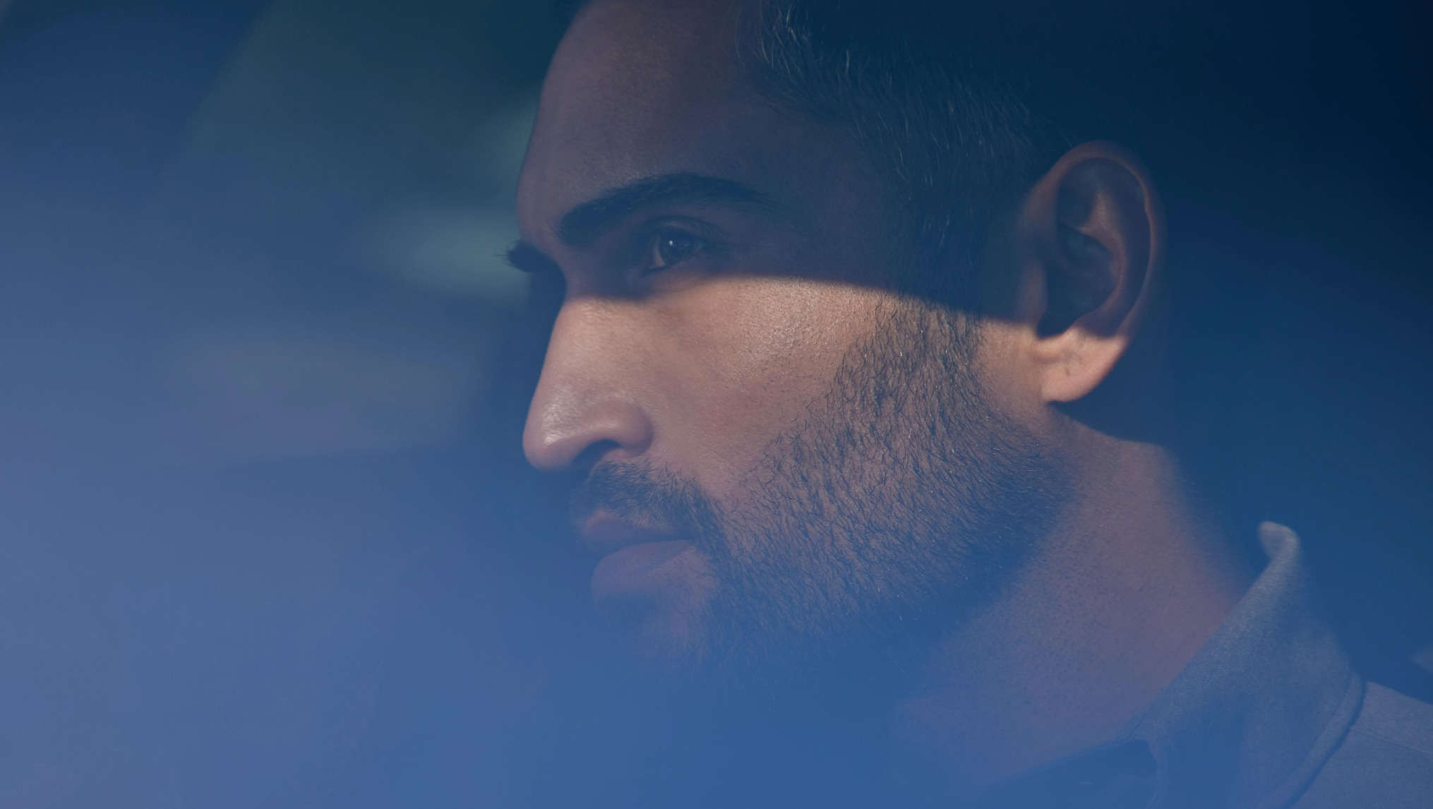 Водій-чоловік у вікні Peugeot Rifter