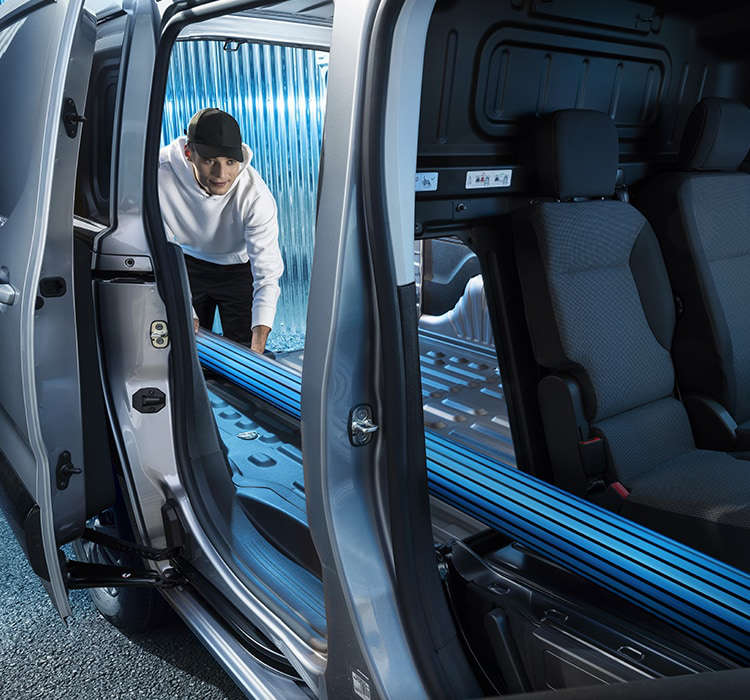 Peugeot e-Partner, чоловік завантажує довгі предмети