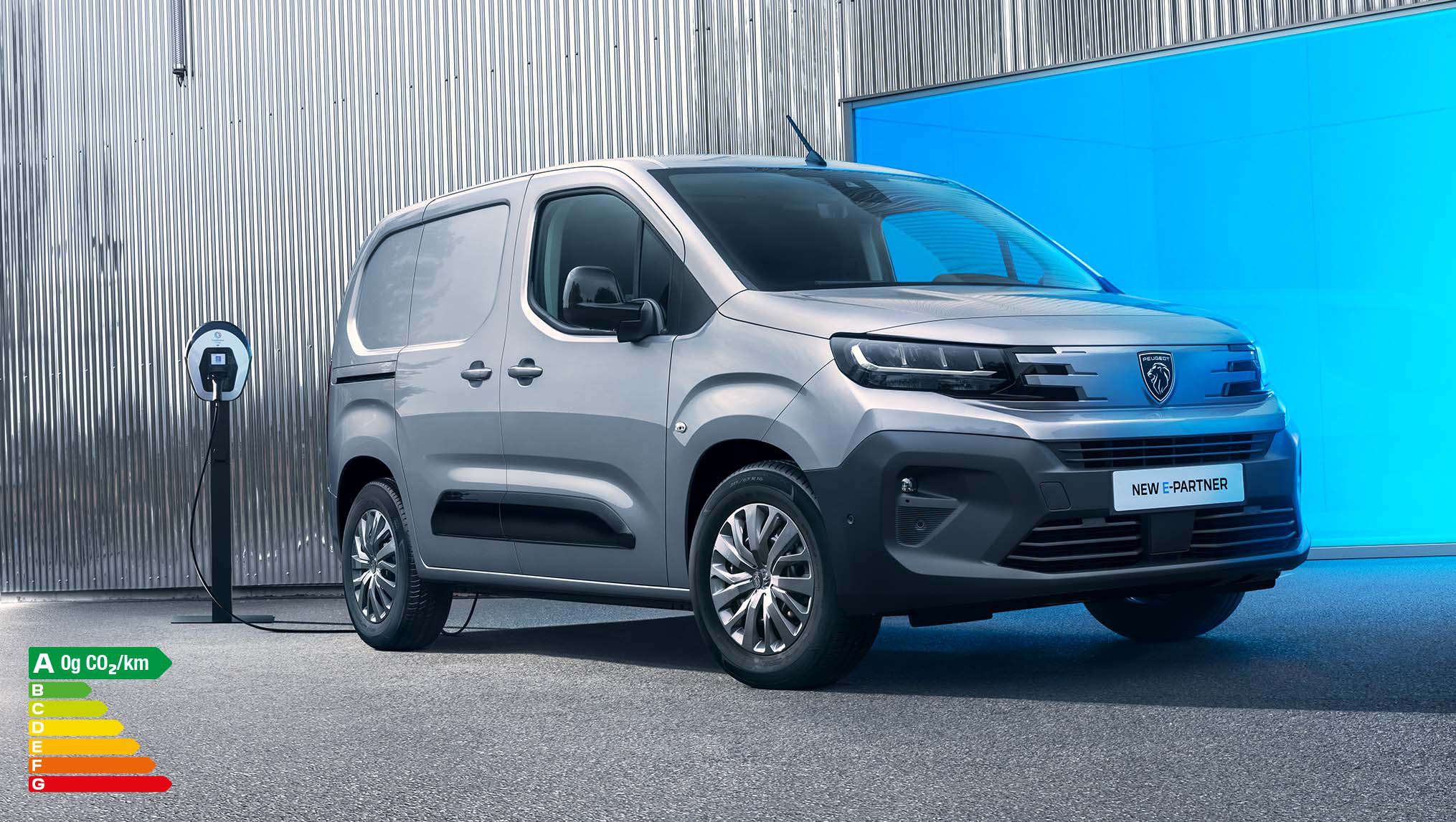 Peugeot e-Partner, вигляд спереду з правого боку, на зарядці