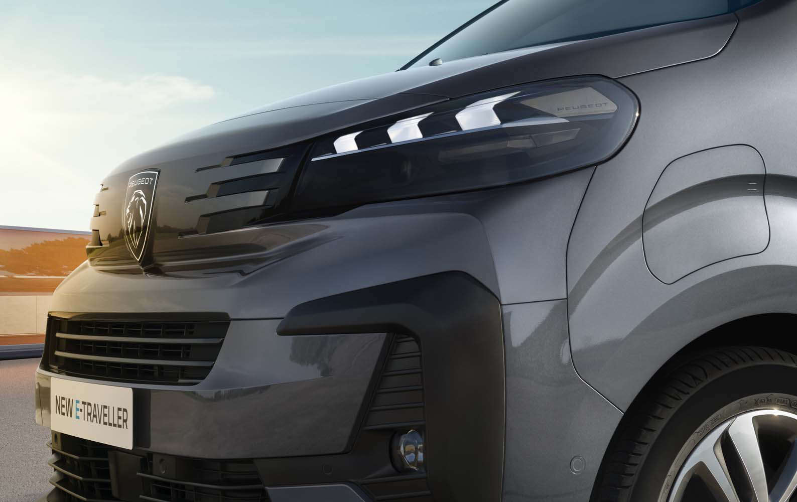 Передок на новому Peugeot Traveller