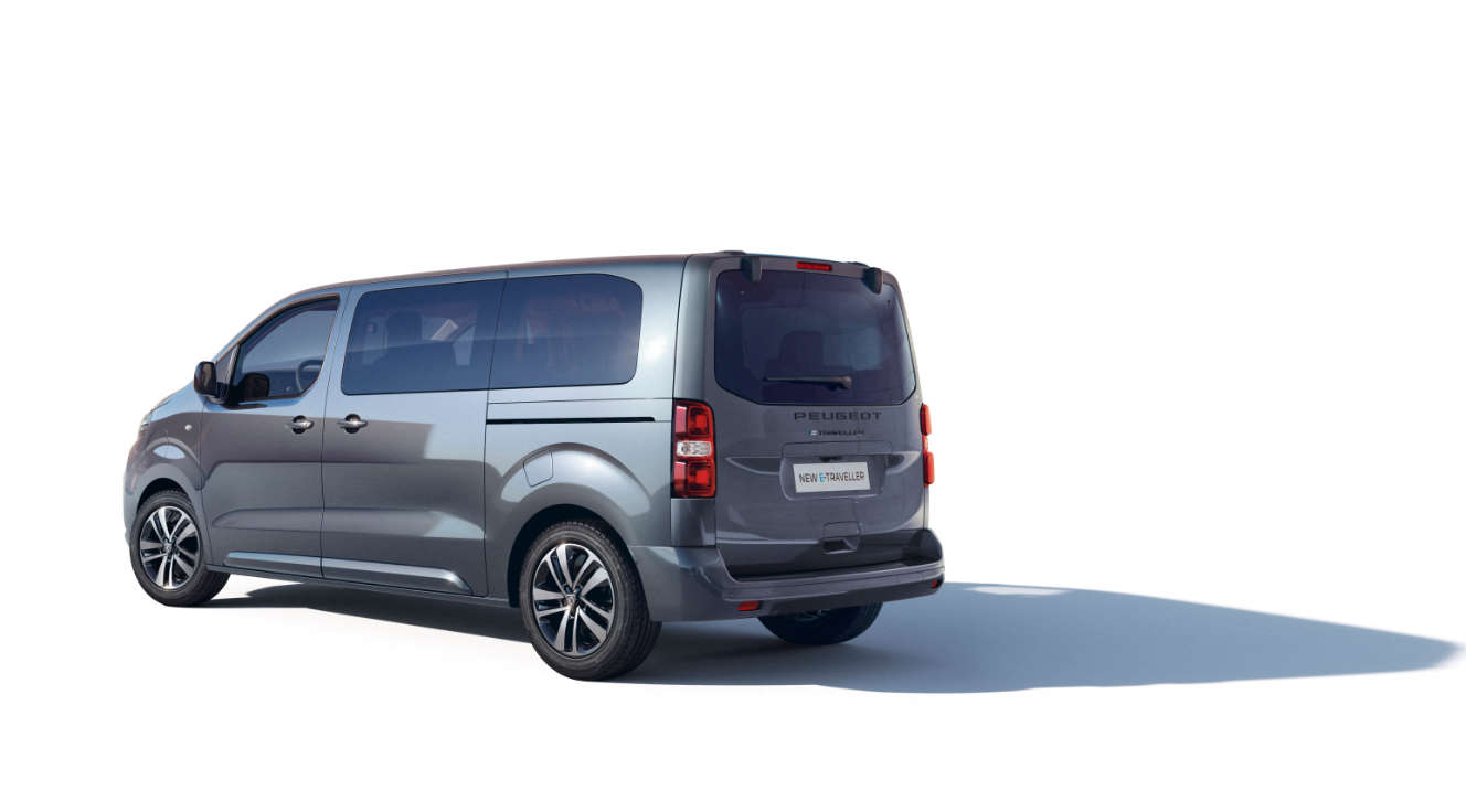 Peugeot Traveller, вигляд ззаду з лівого боку на білому тлі