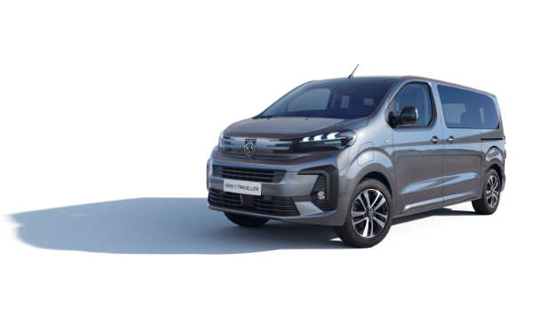 Peugeot Traveller, вигляд спереду з лівого боку на білому тлі