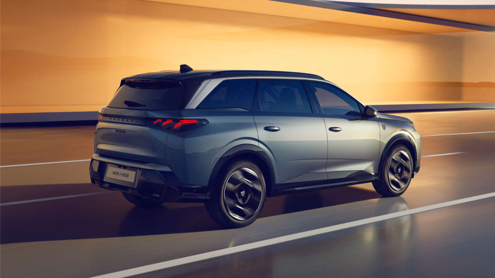 PEUGEOT E-5008, вигляд ззаду з правого боку